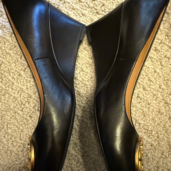 Tory Burch Black Chelsea Nappa leather wedges with Gold Emblem - Picture 5 of 8